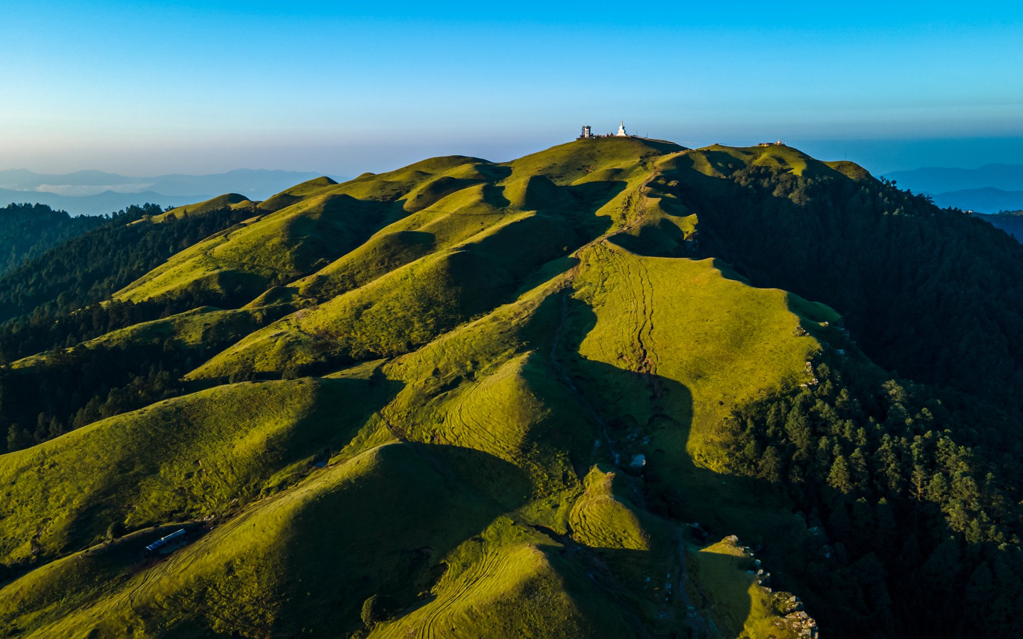 Vue panoramique du sommet arrondi du Grand Ballon, sommet culminant des Vosges
