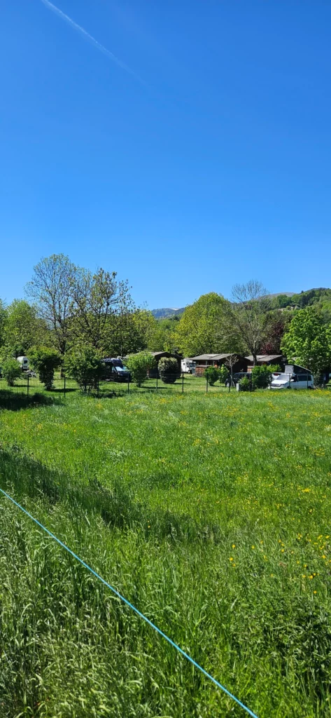 Emplacements du camping dans la prairie, au pied des montagnes vosgiennes