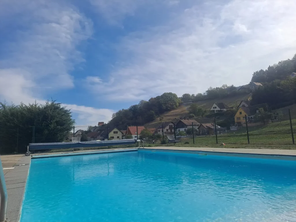 Piscine du camping Les Amis de la Nature avec vue sur la vallée de Munster