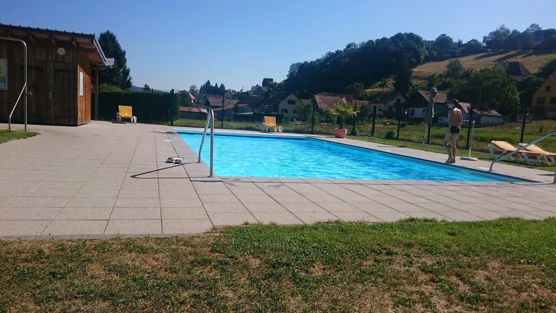 Piscine du camping Les Amis de la Nature avec vue sur les collines du village