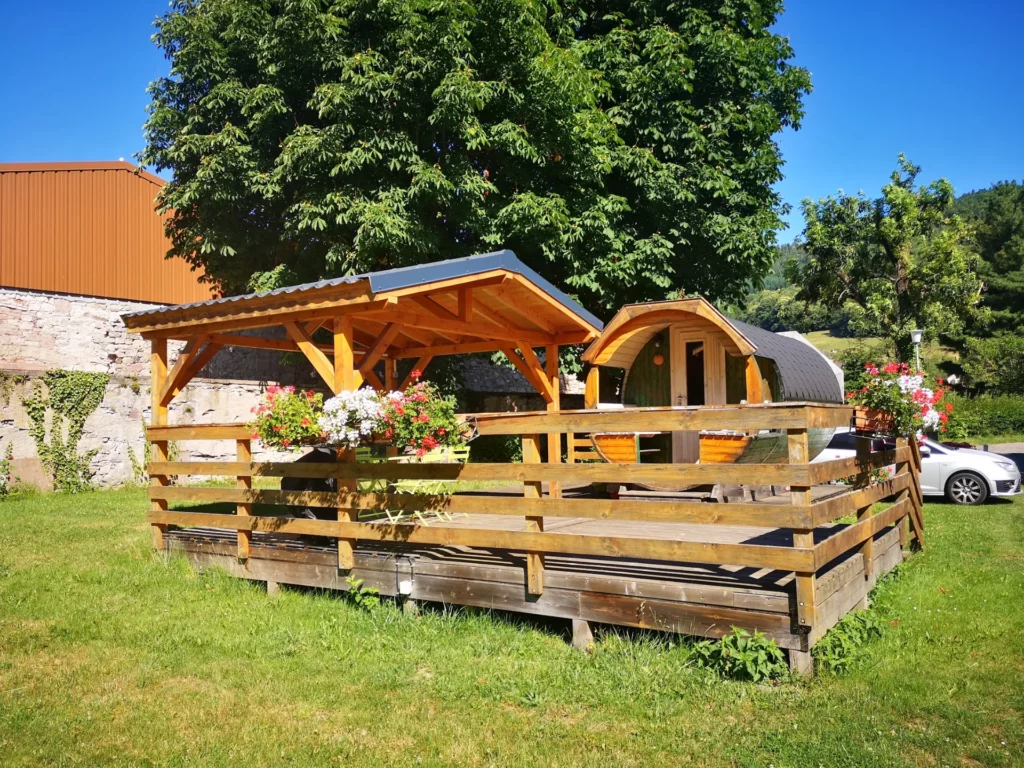 Hébergement Barrel en bois avec terrasse fleurie au camping