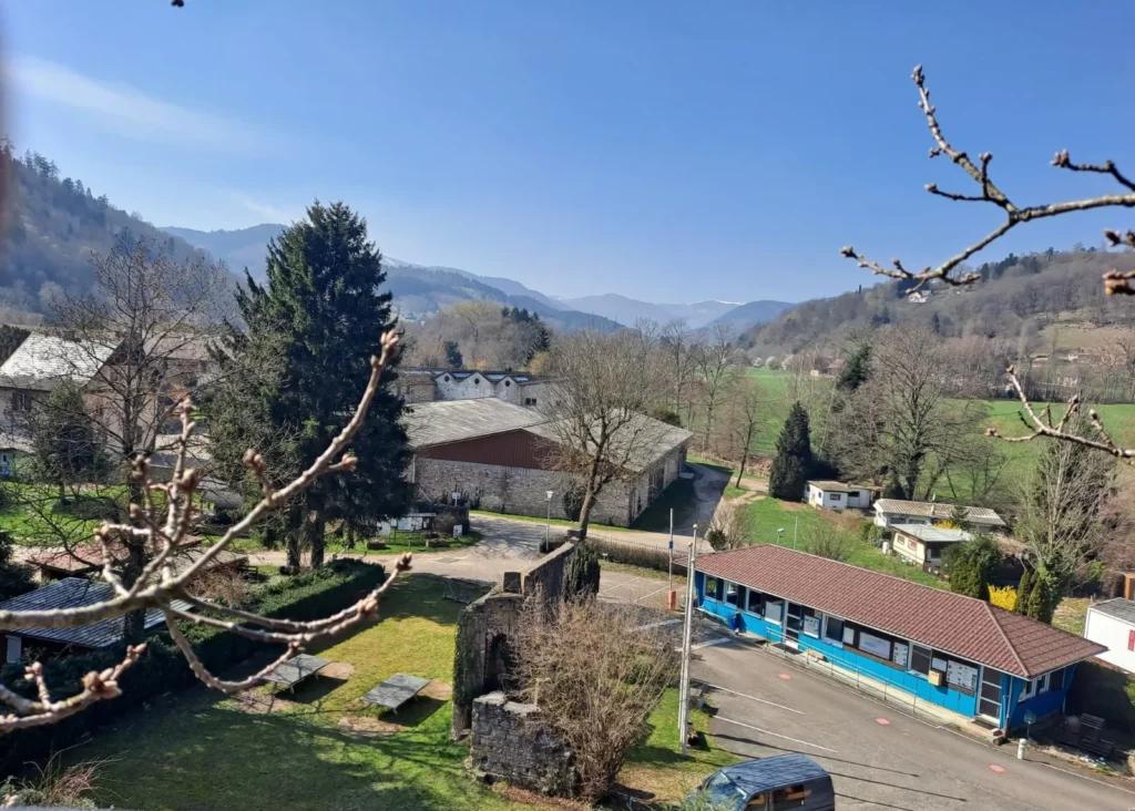 Vue sur le camping et les montagnes vosgiennes au printemps